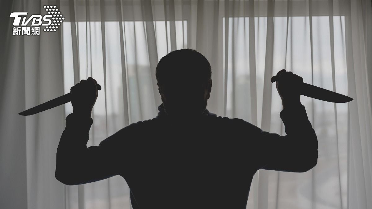 不滿職場被欺負！新竹男持雙刀「猛砍同事」刺進左胸　下場曝光