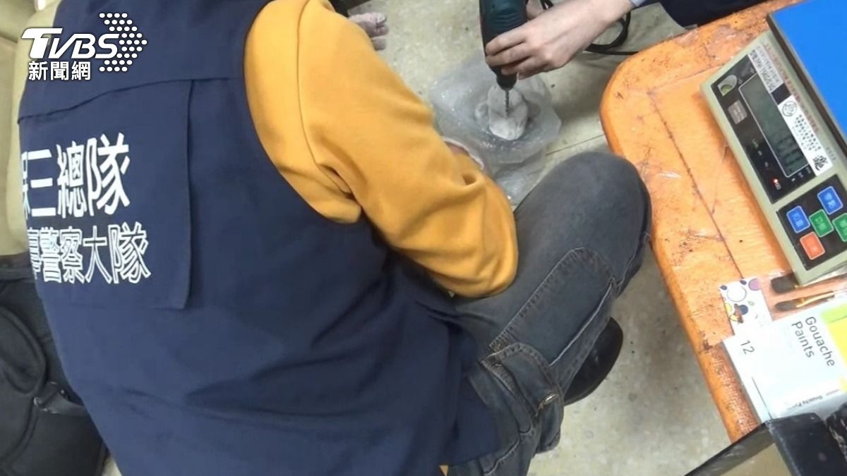 警方拆卸石膏模型,在模型中查獲海洛因毒品。(圖/TVBS)