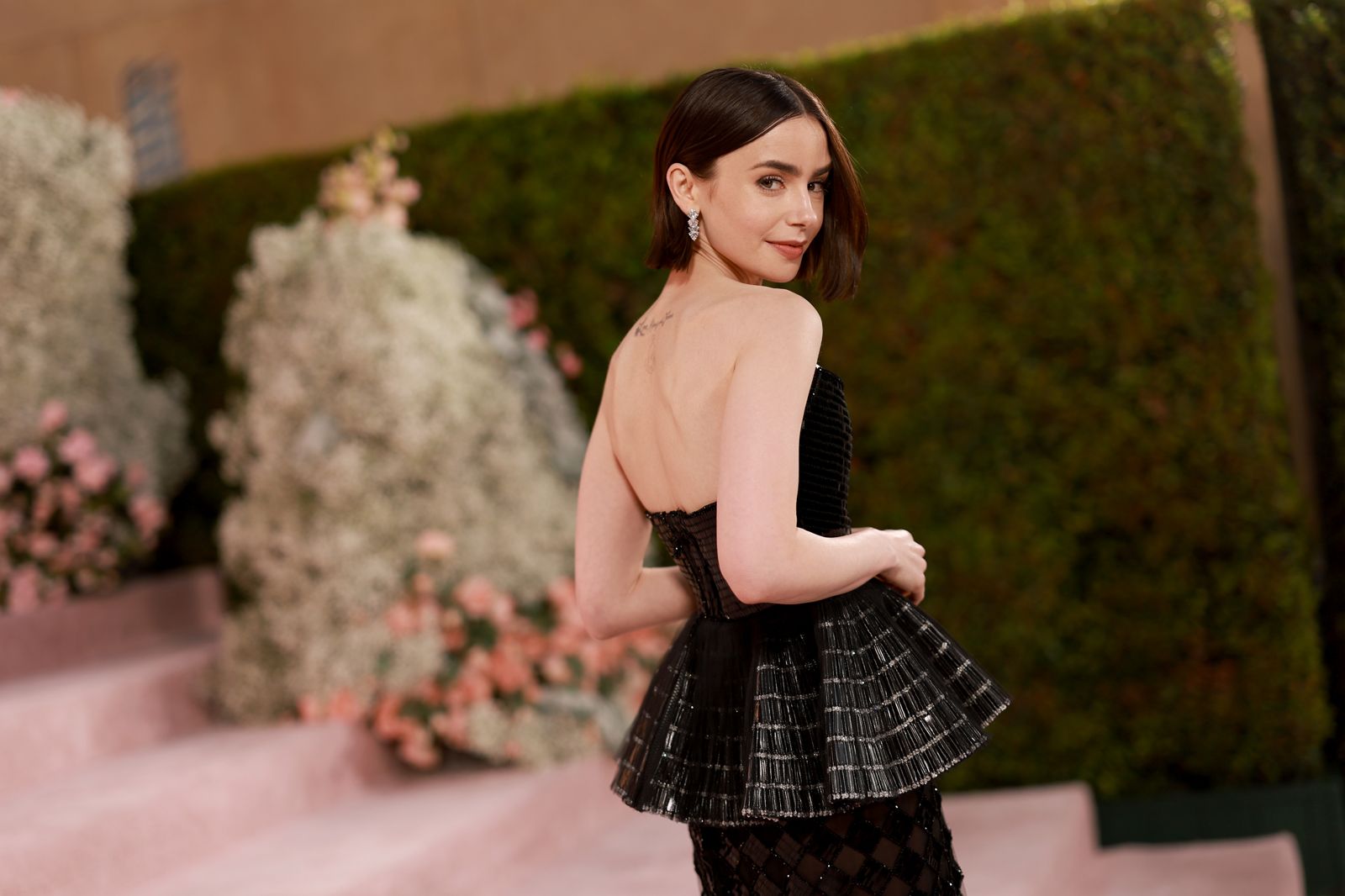 莉莉柯林斯身穿Armani Privé閃亮露背晚禮服。（Netflix提供）
