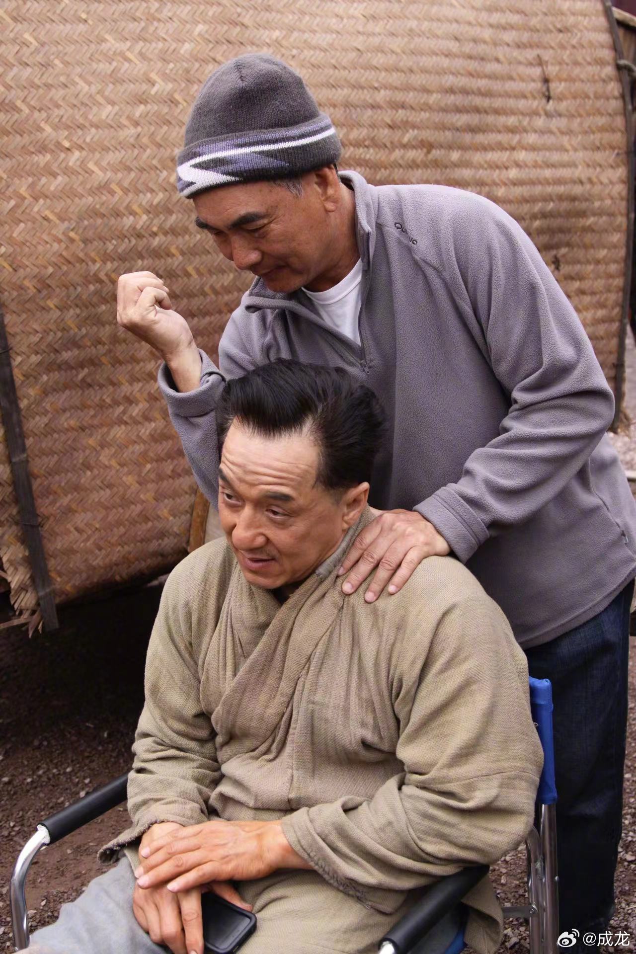 元奎體貼地幫成龍按摩。(圖/翻攝自成龍微博)