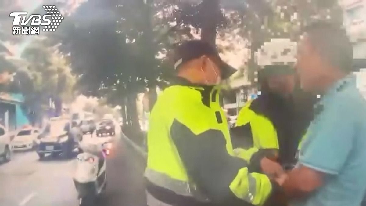 喝高粱還上路!新北阿北開雙B車「等紅燈睡著」 慘被扣車、送辦