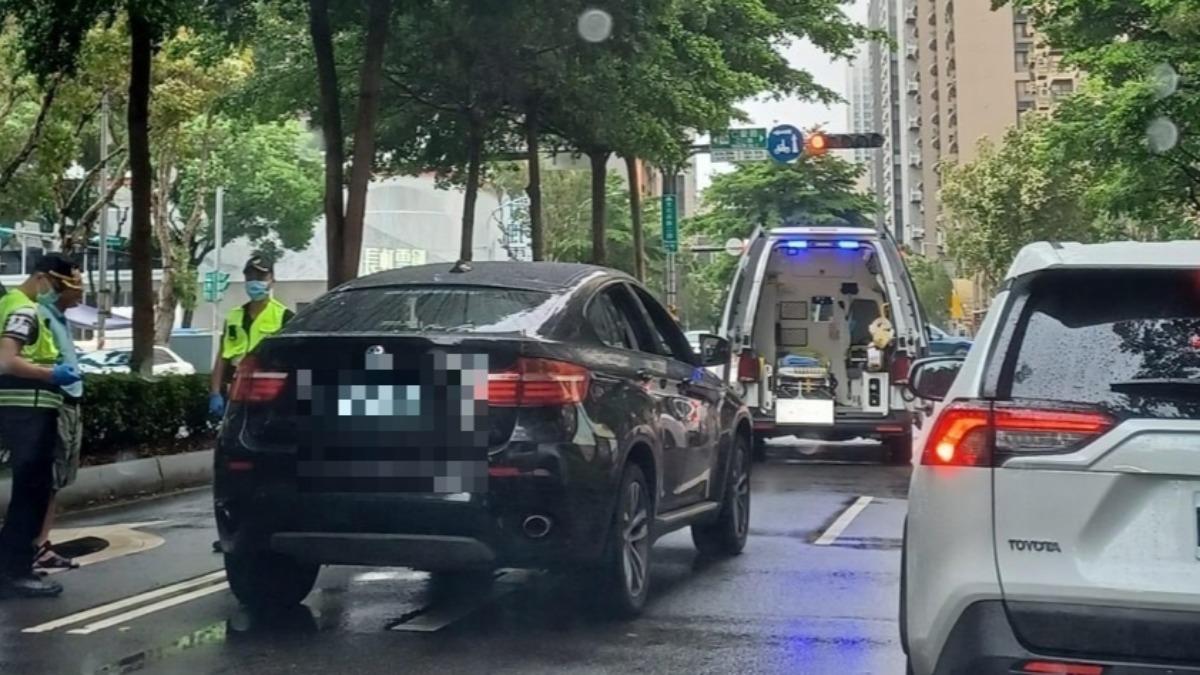 路過民眾拍下何男駕駛的BMW休旅車停在馬路上一動也不動。（圖／翻攝Facebook我是林口人）