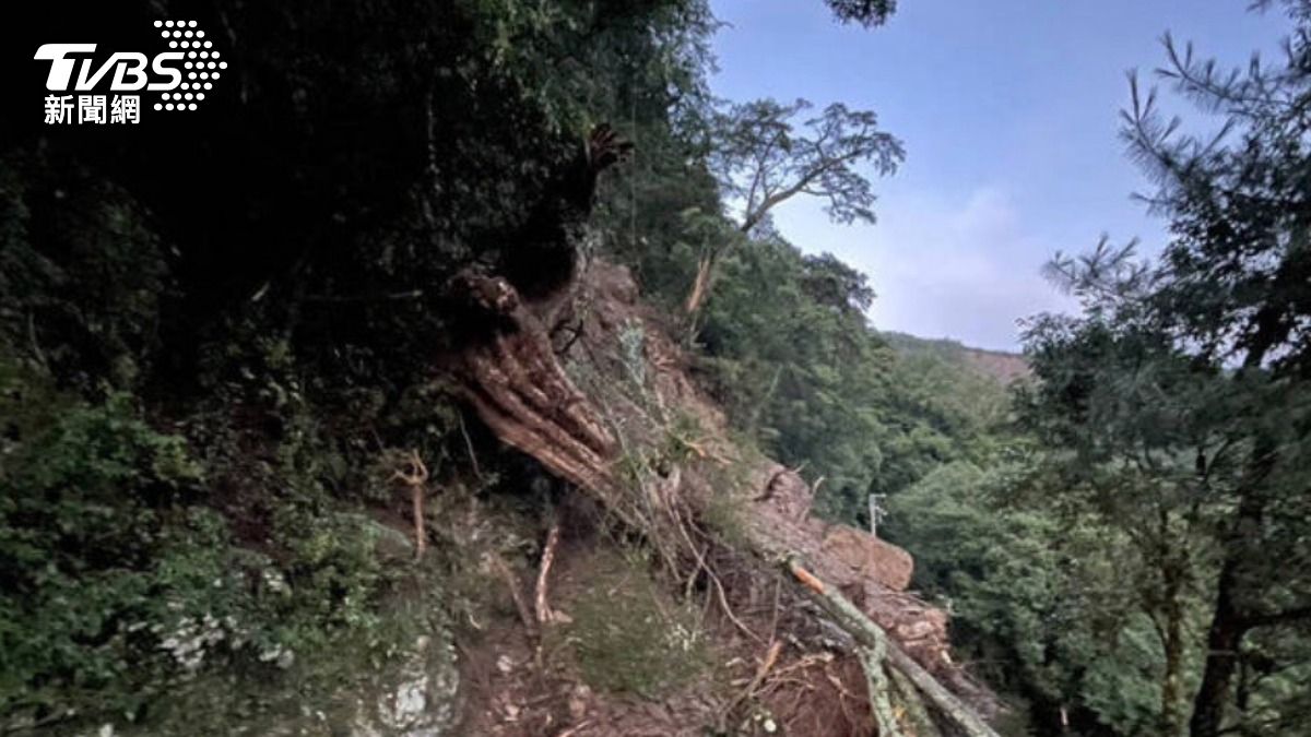 中橫南投仁愛榮興路段大規模坍方落石 交通中斷