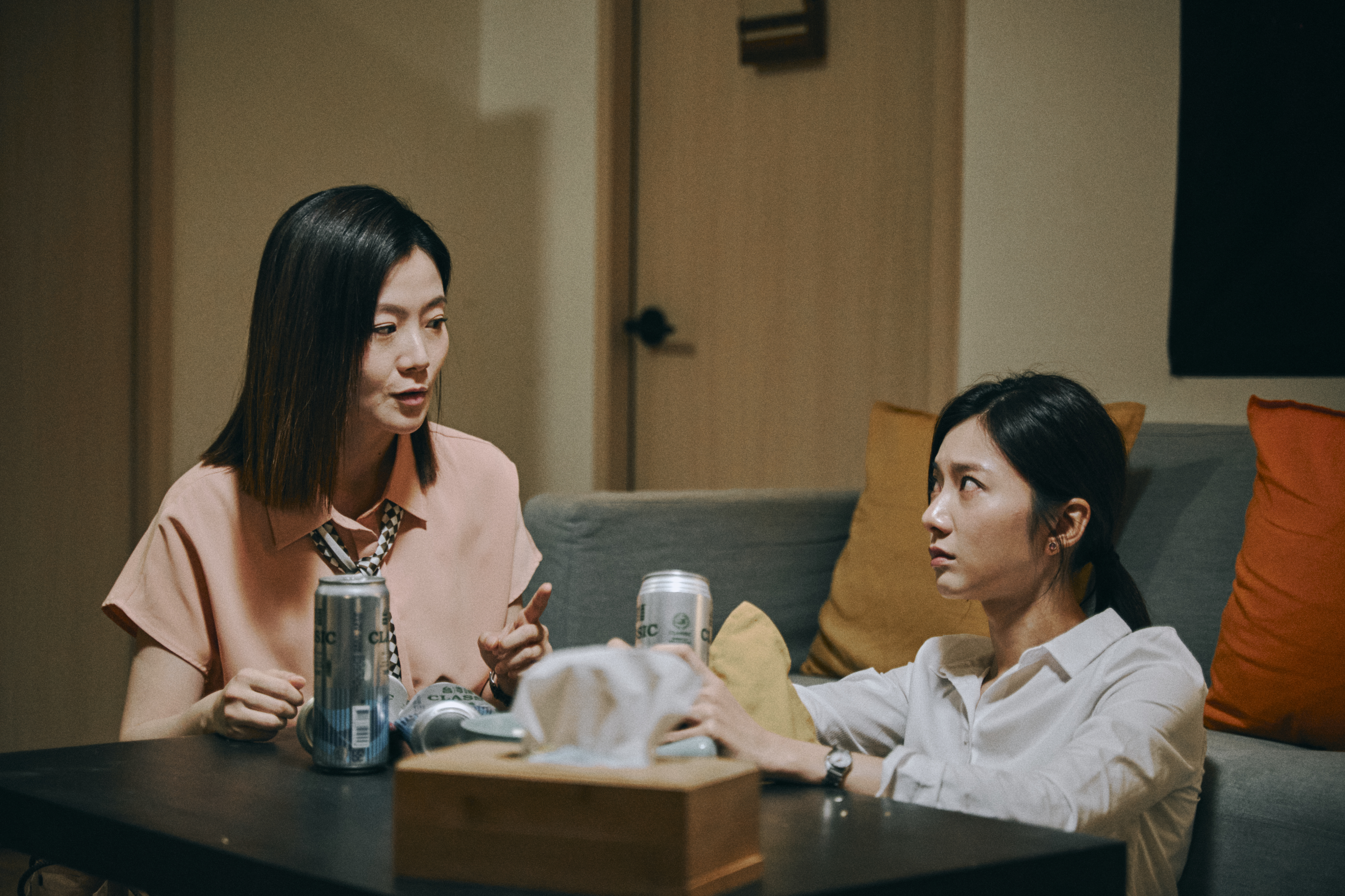 楊小黎(左)戲裡是蔡黃汝溫柔而堅定的好閨密。(圖/公視台語台、華視提供)