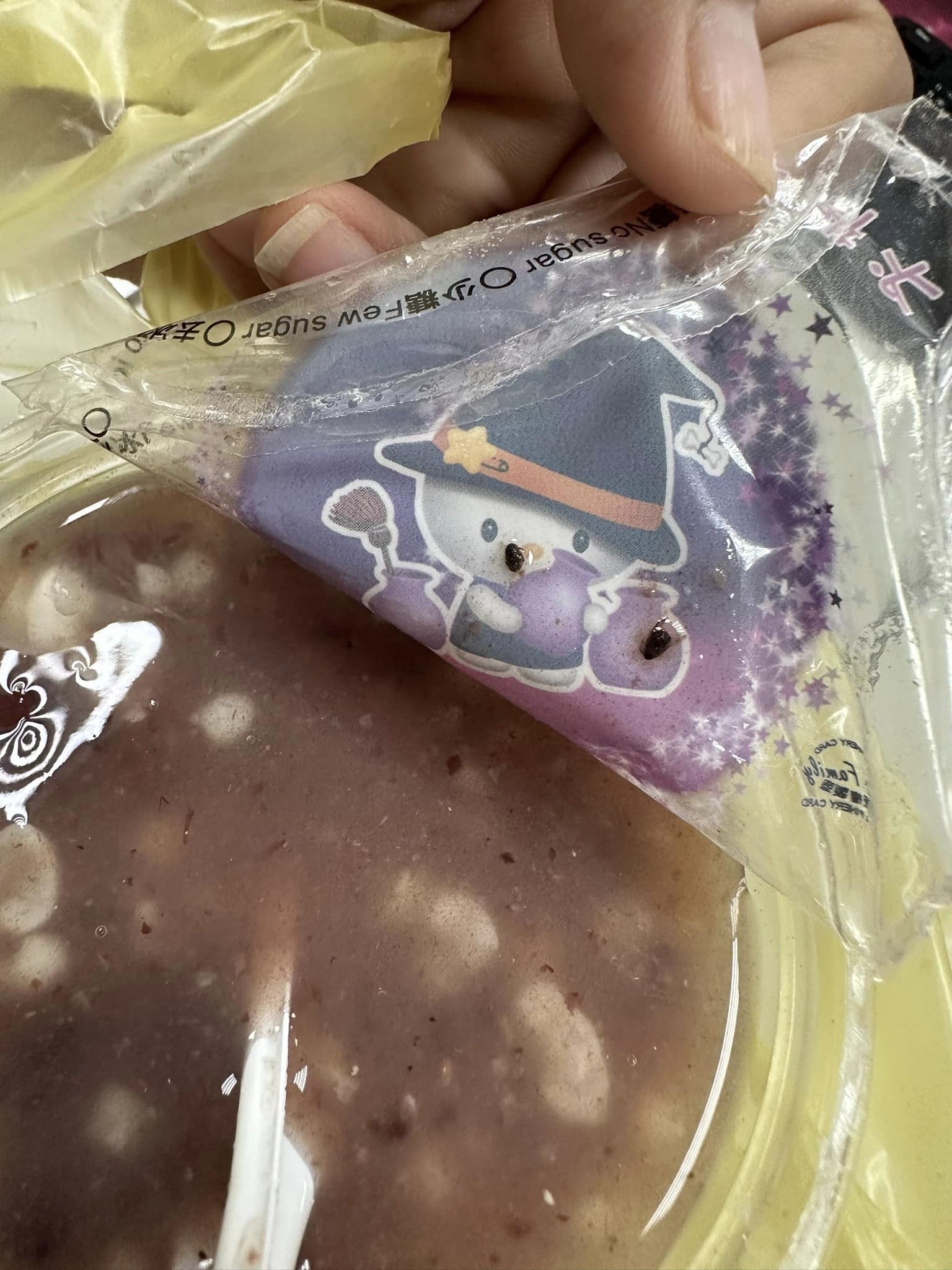 封膜黏著小黑蟲的屍體。（圖／翻攝自爆料公社）