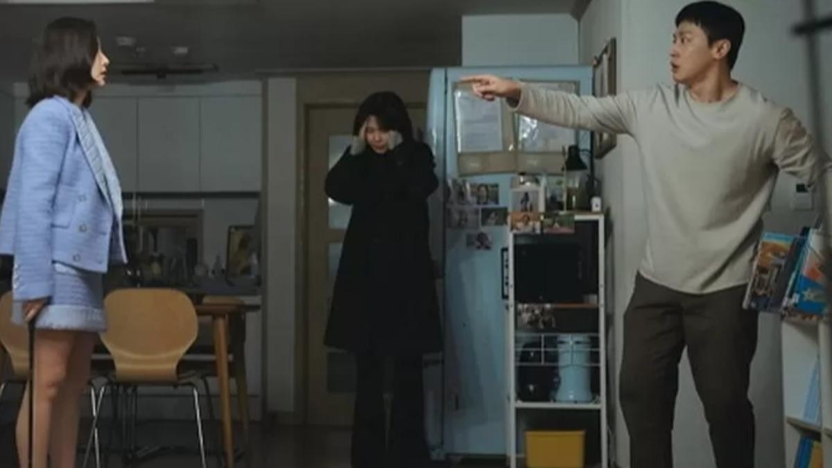 張宰昊(右)在《和我老公結婚吧》劇中飾演孔敏貞(中)的渣夫。(圖/翻攝tvn)