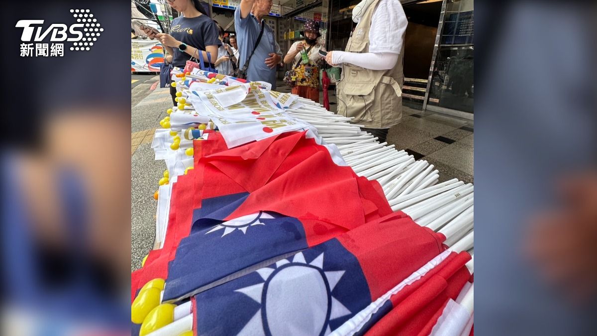 7處物資站也提供國旗、英雄旗供民眾索取。(圖/區國強攝)