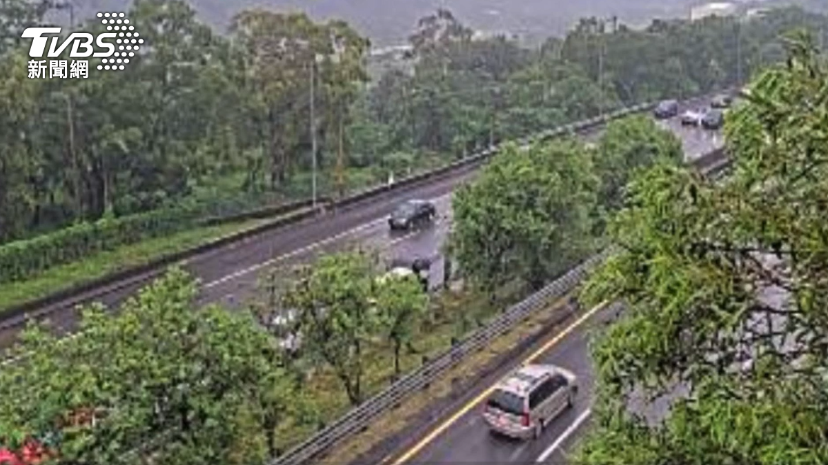 快訊/天雨路滑釀禍?國1三義段13車撞成團 2人輕傷