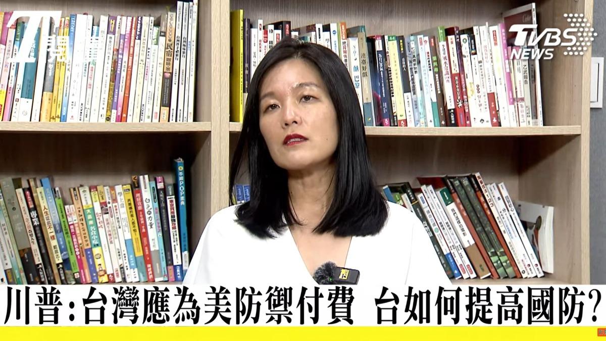 TVBS國際新聞評論員余文琦向觀眾解讀美國大選最新動態(圖/TVBS)