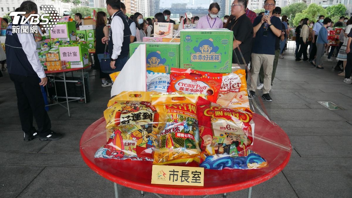 盧秀燕出席市府普渡儀式,擺出乖乖桌。(圖/林冠丞攝)
