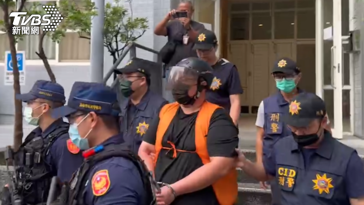 身材高壯的楊男遭警方包圍戒送,面對媒體詢問不發一語。(圖/TVBS)