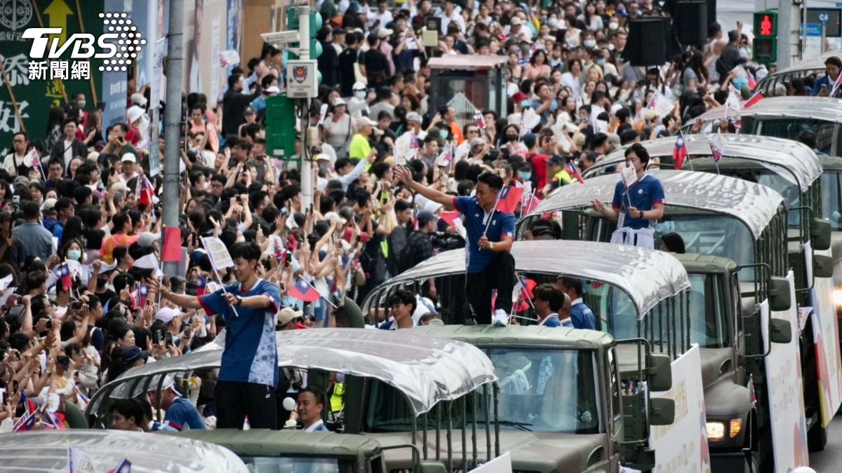 圖輯／奧運遊行擠爆忠孝西路　民眾臉塗國旗、高舉台灣No.1熱情迎英雄