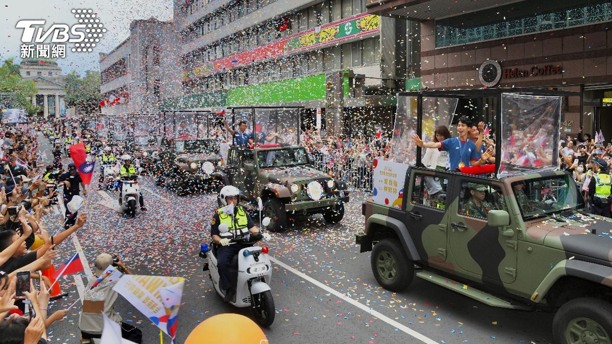 大批民眾到場，揮手、舉旗歡呼。（圖／胡瑞麒攝）