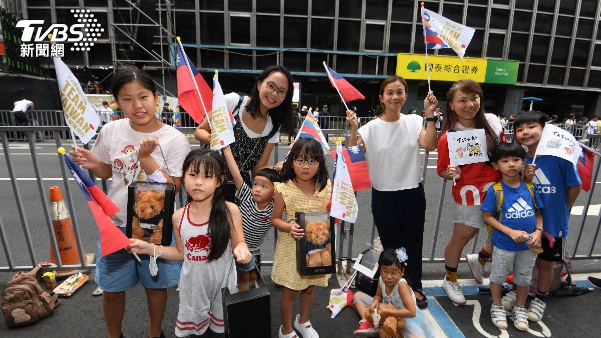 許多家長帶著小孩到場支持。（圖／胡瑞麒攝）