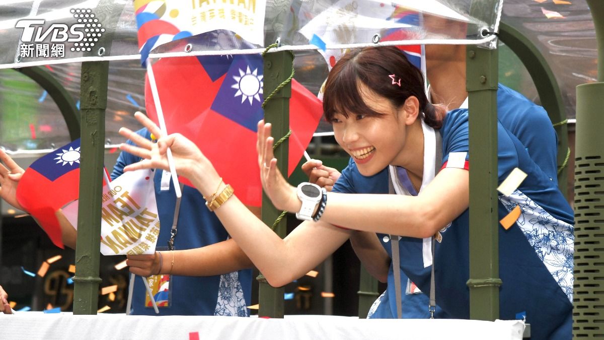 跆拳道好手羅嘉翎，熱情向民眾揮手。（圖／胡瑞麒攝）