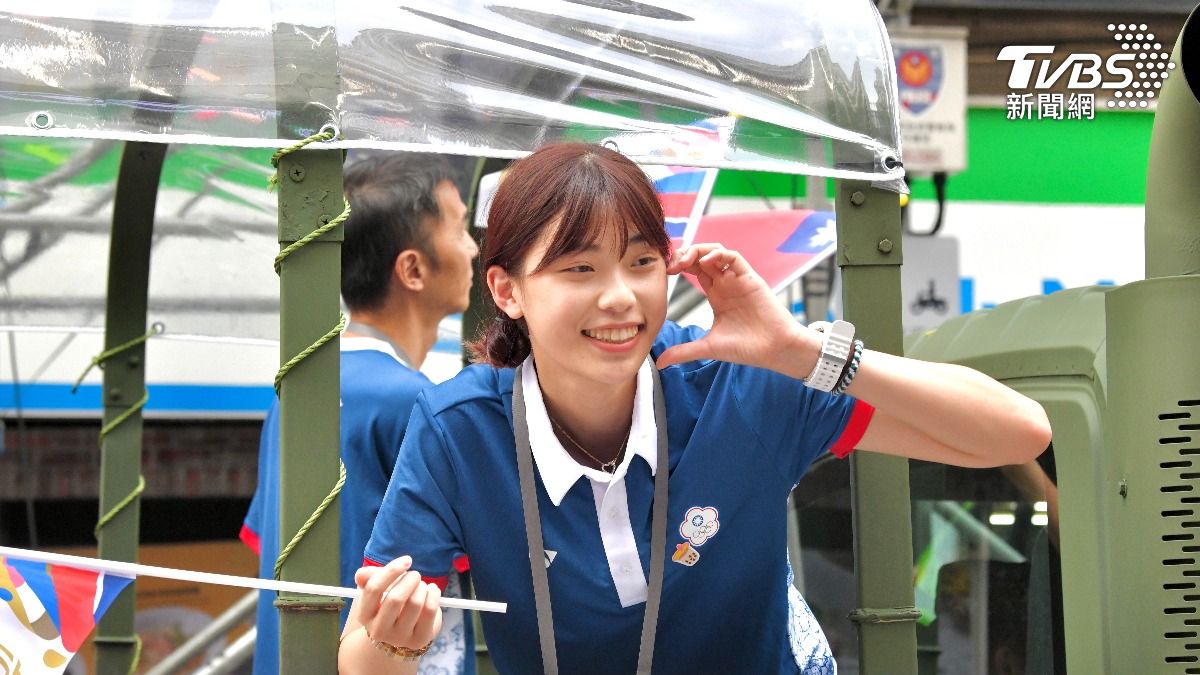 羅嘉翎比出臉頰愛心。(圖/胡瑞麒攝)