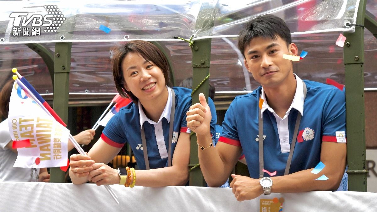 柔道好手連珍羚（左）、楊勇緯（右）一同向民眾打招呼。（圖／胡瑞麒攝）