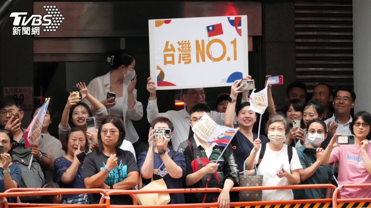 有民眾高舉自製「台灣NO.1」牌子。（圖／區國強攝）