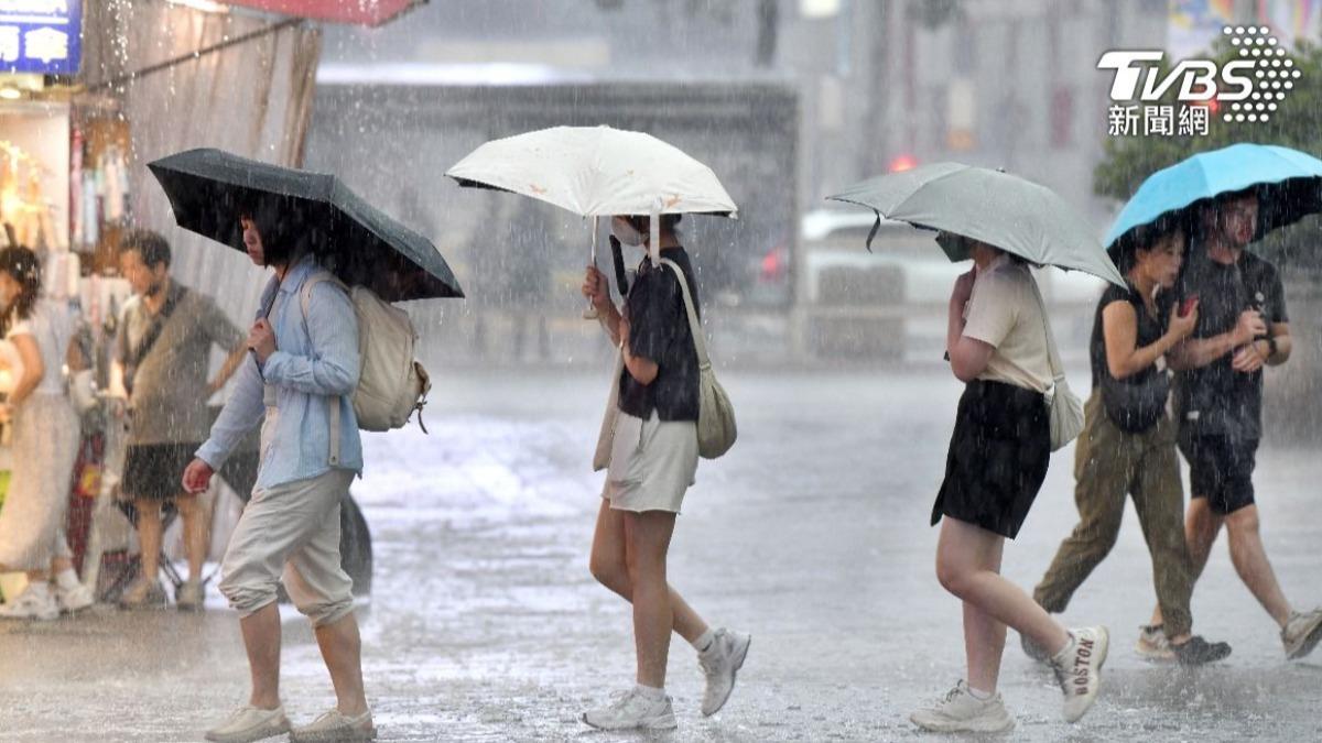 天氣/低壓挾雨彈再炸5天!「1地」遭猛灌紅爆 一圖看週末雨區