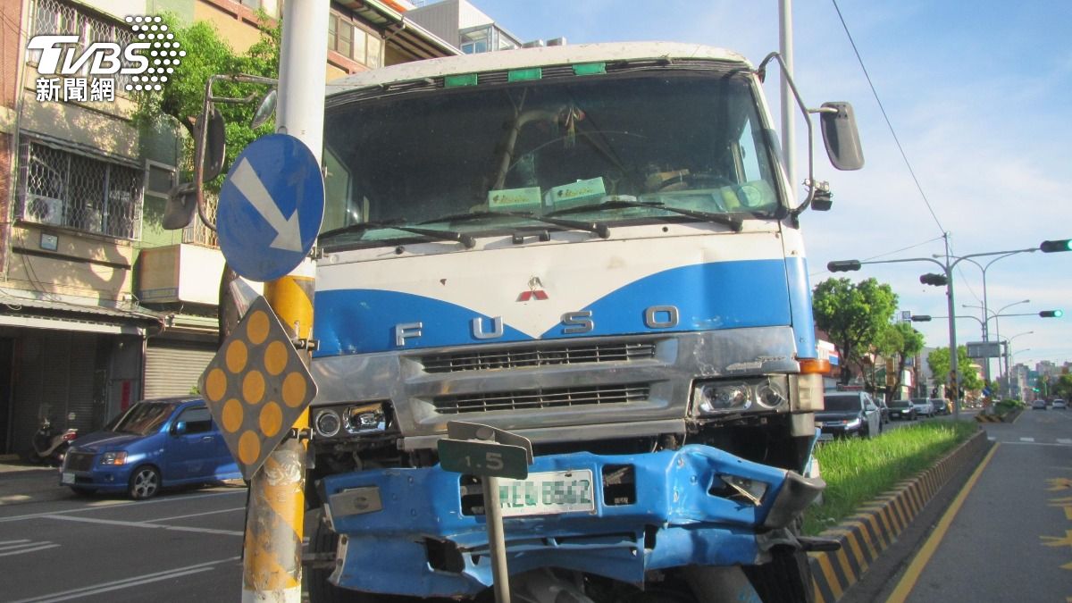 掛假牌上路偷雞一年!水泥車卻因撞爆電桿露餡 駕駛GG了