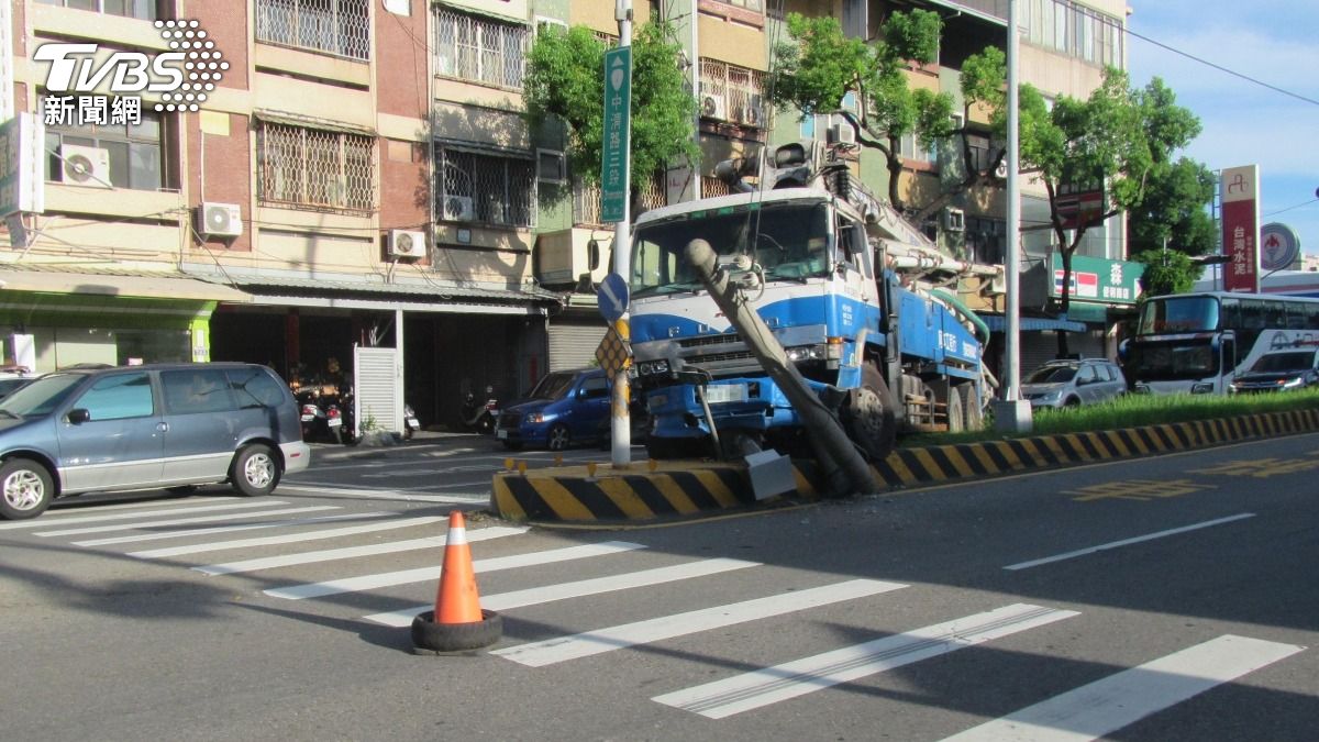 無辜電線桿遭撞斷。（圖／TVBS）