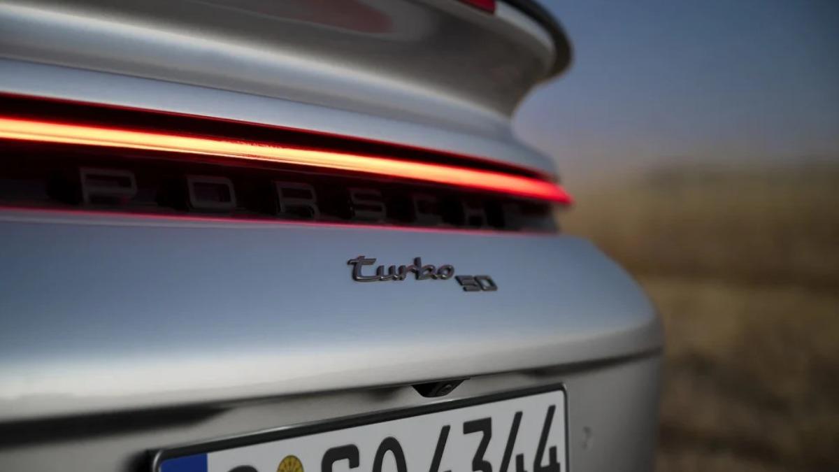 911 Turbo 50 Years車尾Turbo 50字樣使用渦輪黑處理。(圖/Porsche)