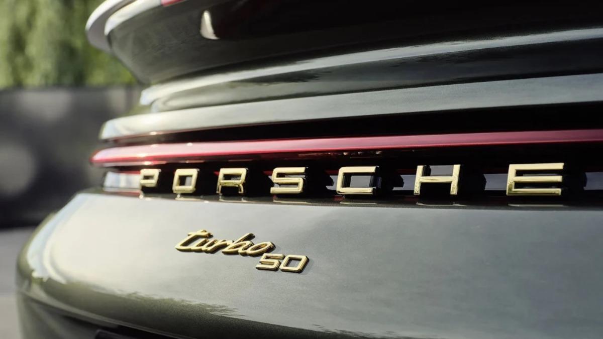 車主同時可以為911 Turbo 50 Years選配典雅的金色車標。(圖/Porsche)
