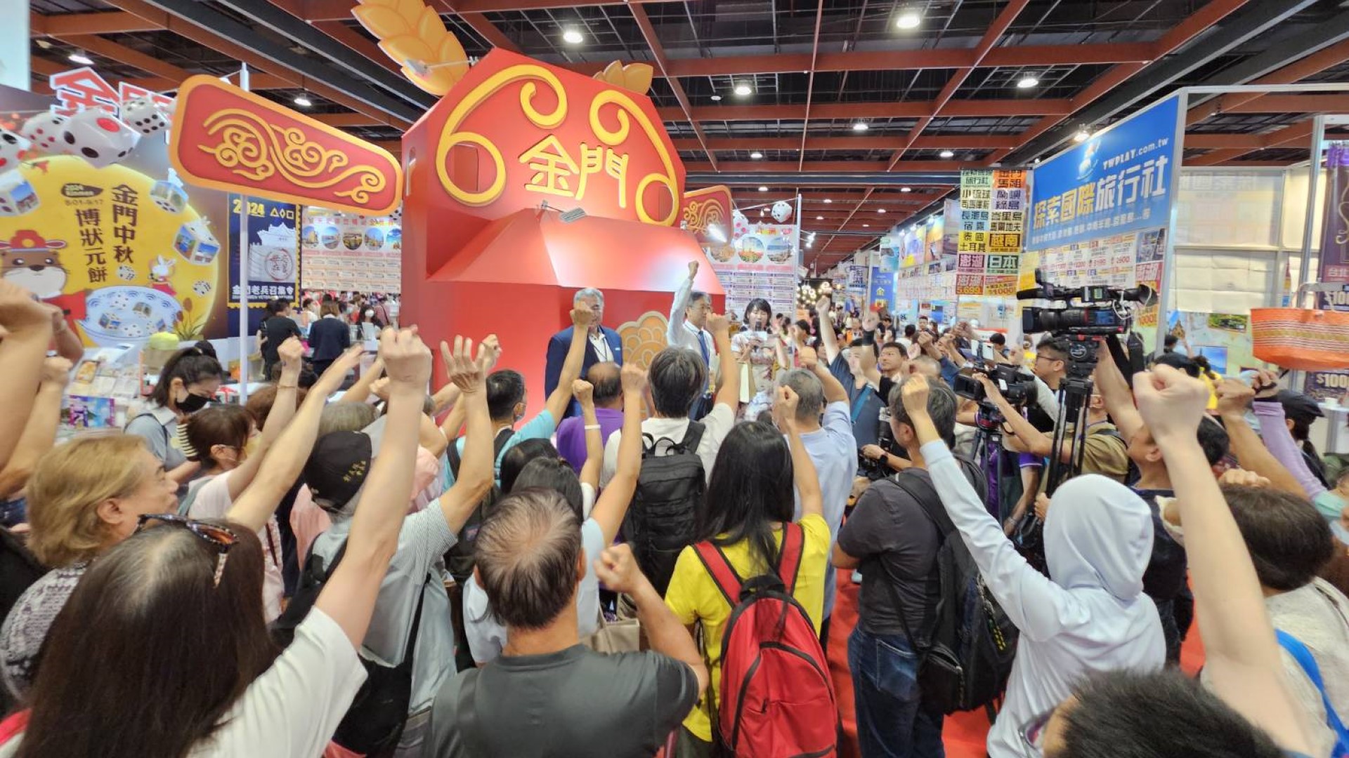 ▲金門館觀展人潮絡繹不絕,買氣熱絡。圖片來源:金門縣政府