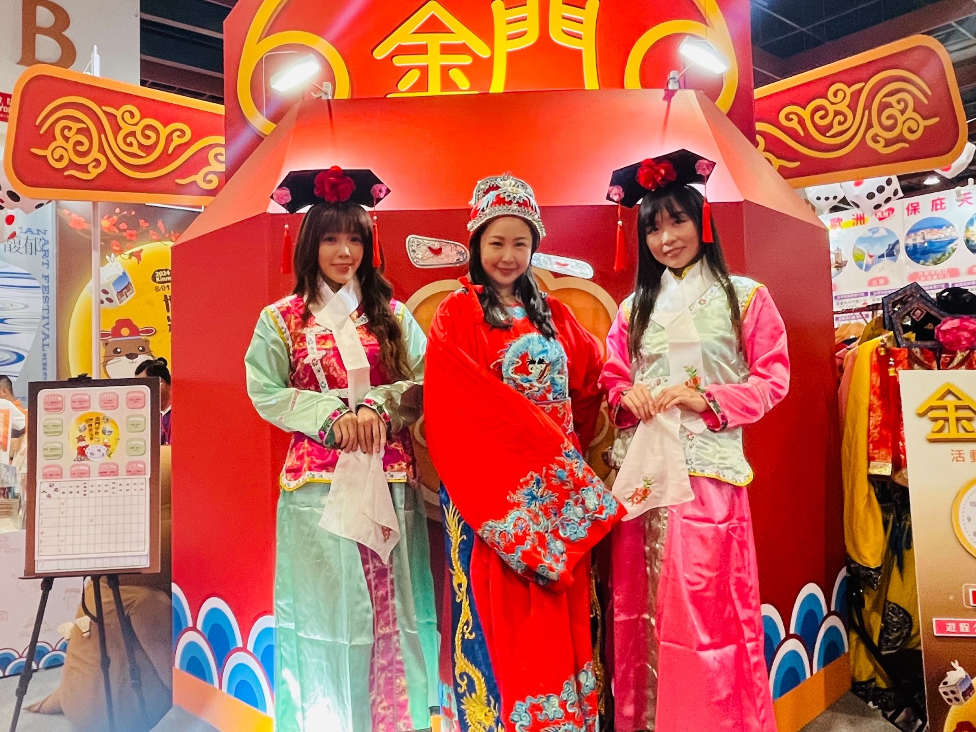 ▲金門館現場設有古服和博餅體驗,吸引許多民眾造訪,遊客體驗古裝很開心。圖片來源:金門縣政府