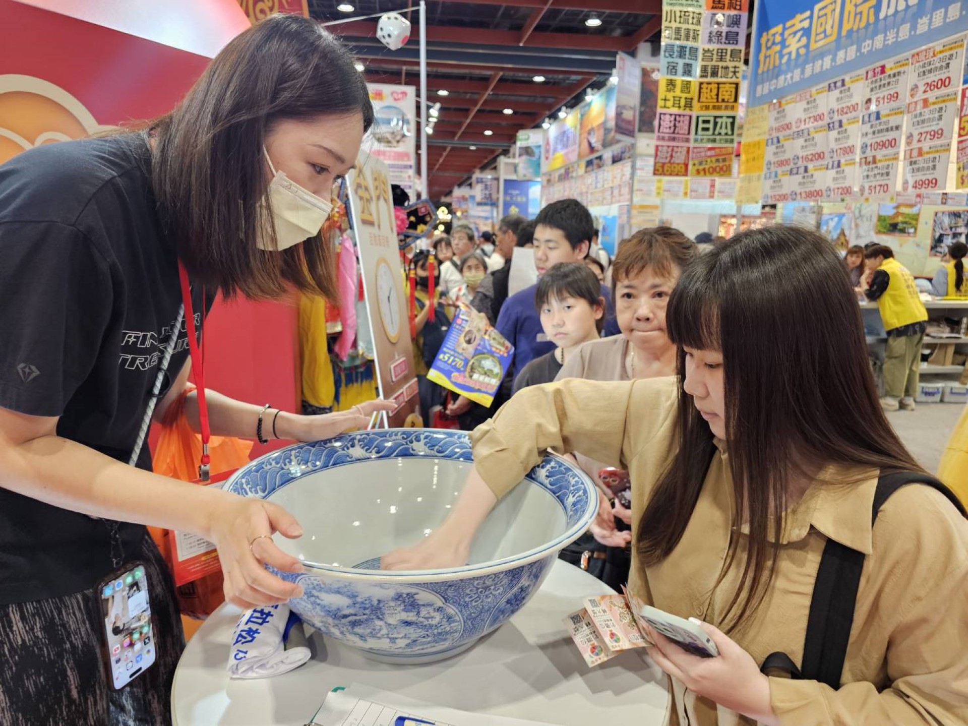 ▲旅展現場有秒殺級的「2025金門馬拉松」限量的好康名額,可現場報名。圖片來源:金門縣政府