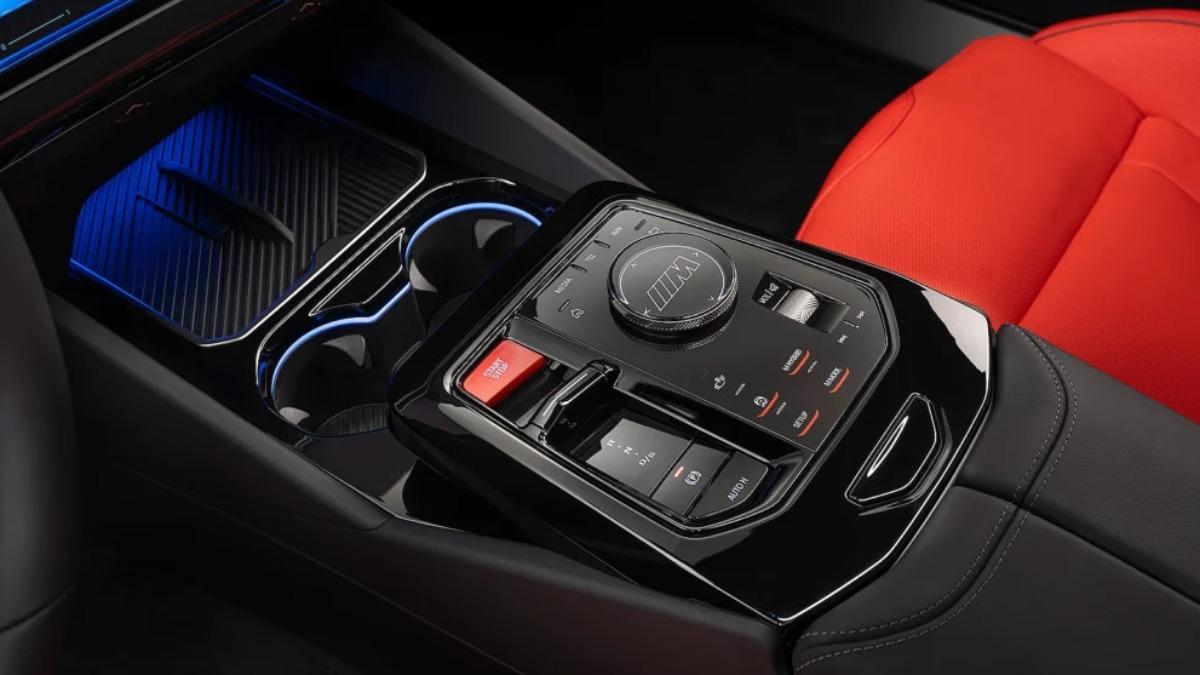 M5 Touring中控台鞍座除了BMW M GmbH元素，還有更多控制按鍵。（圖／BMW）