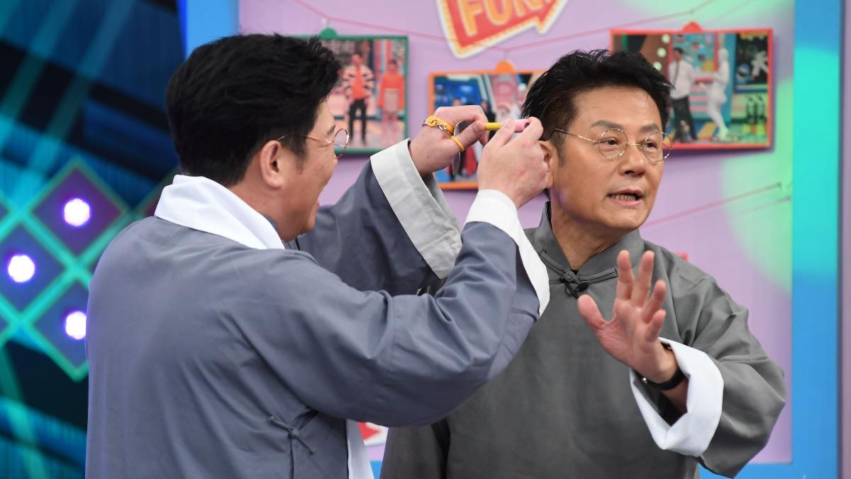 徐乃麟（右）接受曾國城懲罰。（圖／華視提供）