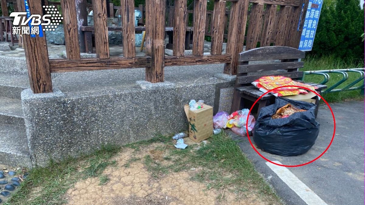 土地公神像被丟棄在垃圾袋內。(圖/TVBS)