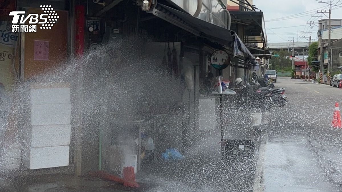 快訊/台中工程人員挖斷管線 「瓦斯狂洩」消防射水中