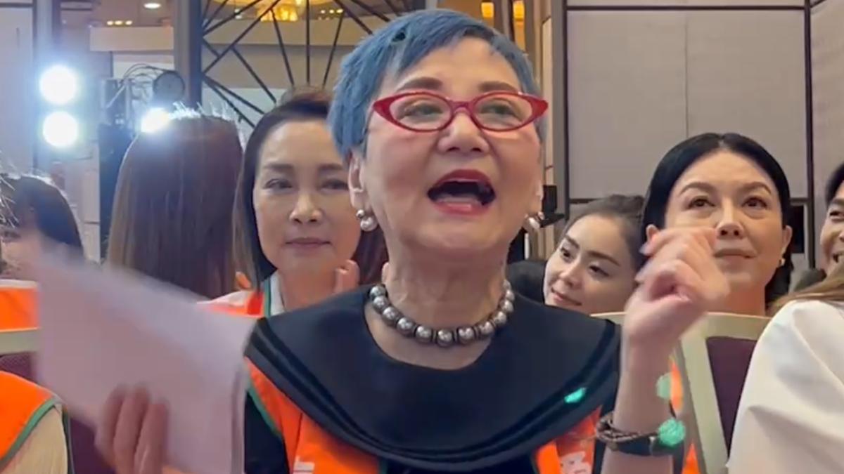 張小燕開心跟著唱歌。（圖／TVBS）