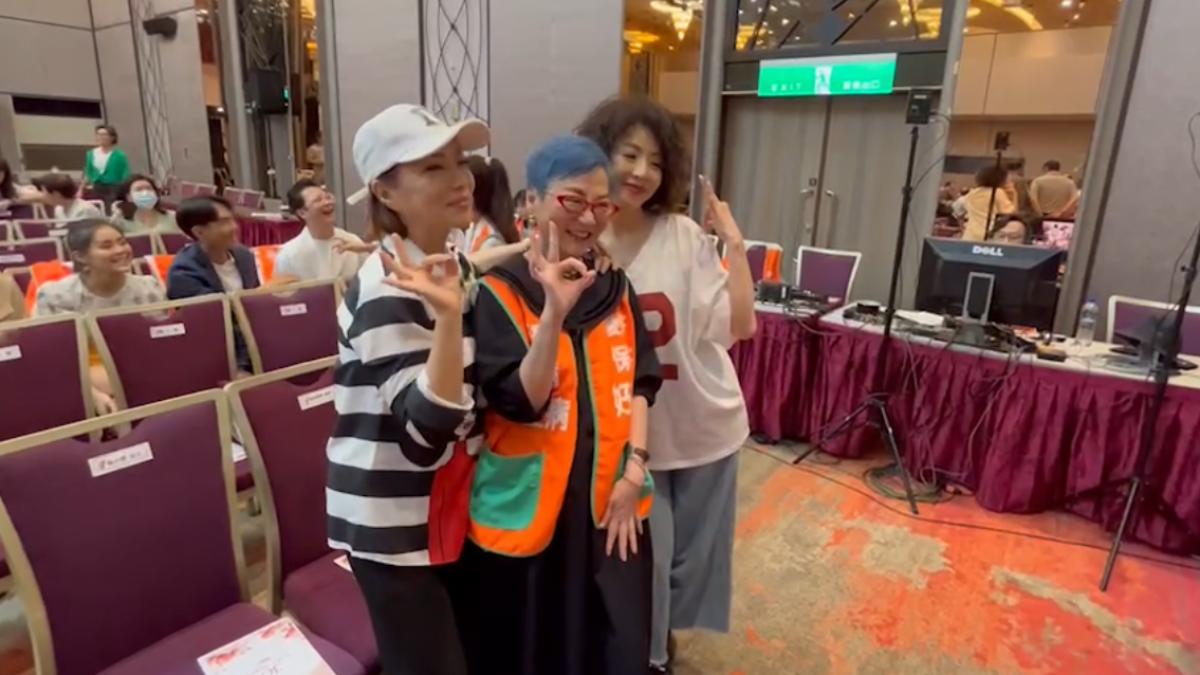 張小燕（中）、葉璦菱（左）、李芳雯開心合影。（圖／TVBS）