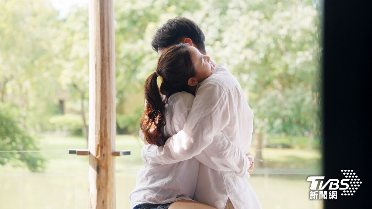 偷情拉「外婆背鍋」!百萬業務員緊摟女同事 妻目睹心碎攤牌