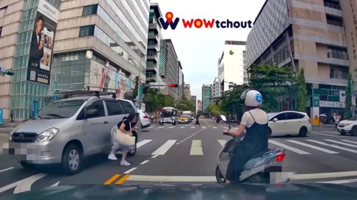行人地獄日常?女子內湖過馬路遭輾後腳跟 駕駛肇逃直接開走