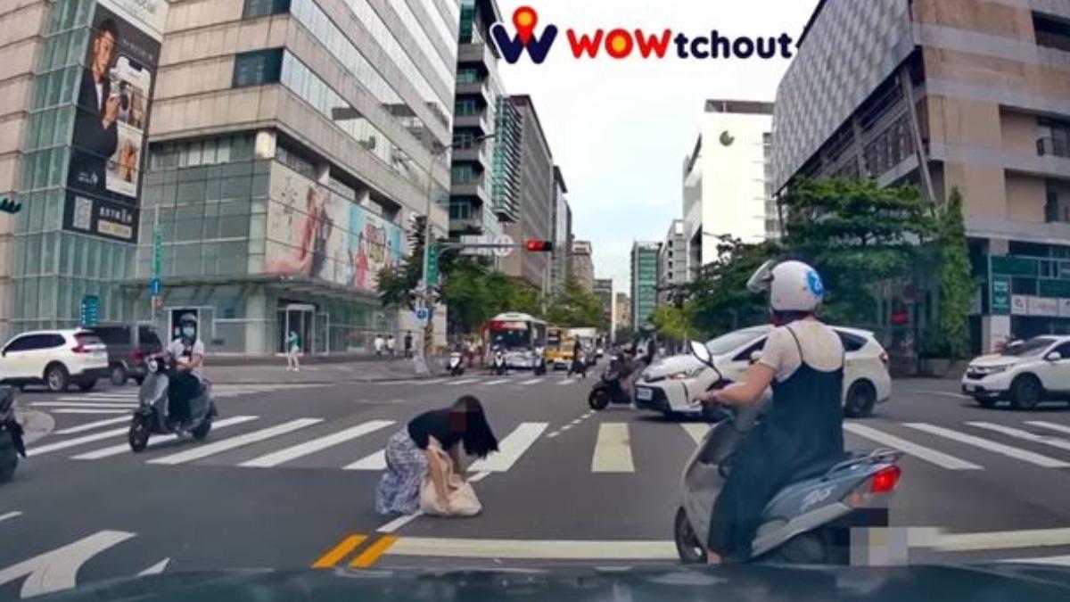 女子遭輾後痛到蹲在原地。（圖／翻攝WoWtchout - 地圖型行車影像分享平台）