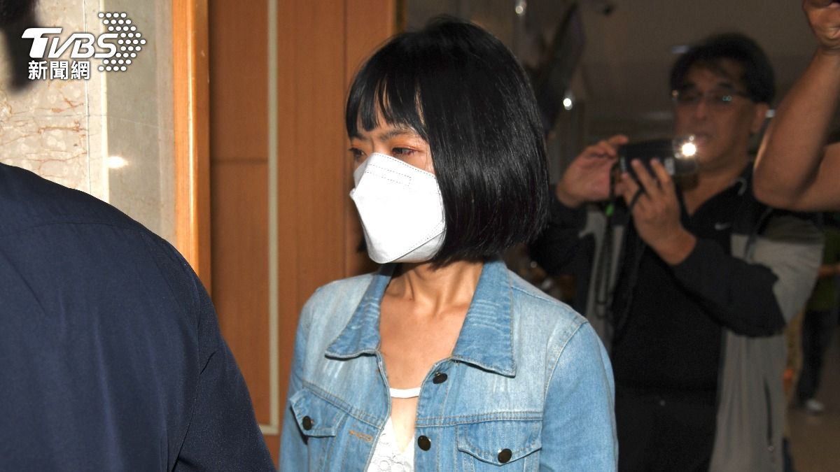 原為證人的木可公司會計何璦廷,訊後變被告,以50萬元交保。(資料圖/胡瑞麒攝)