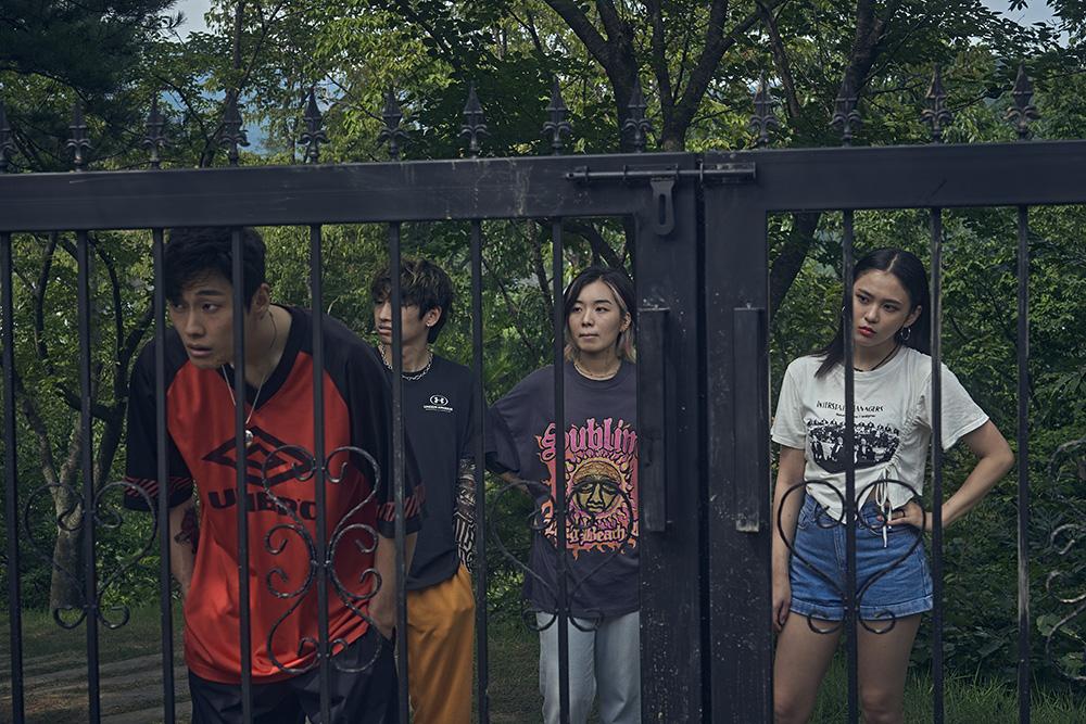 《鬼花園:詛咒》前導預告一開頭就是4名年輕人到鬼花園探險。(圖/甲上娛樂提供)