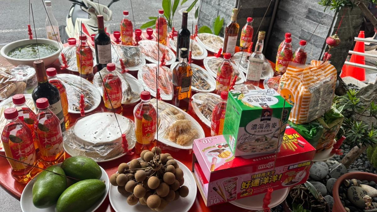 農曆七月十五日不少民眾都會中元普渡。（圖／廖大乙提供）