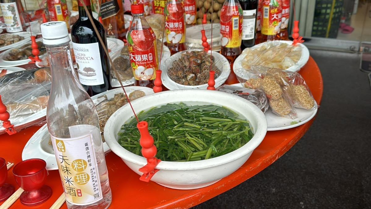 在祭品中最特別的莫過於一道「空心菜湯」。（圖／廖大乙提供）