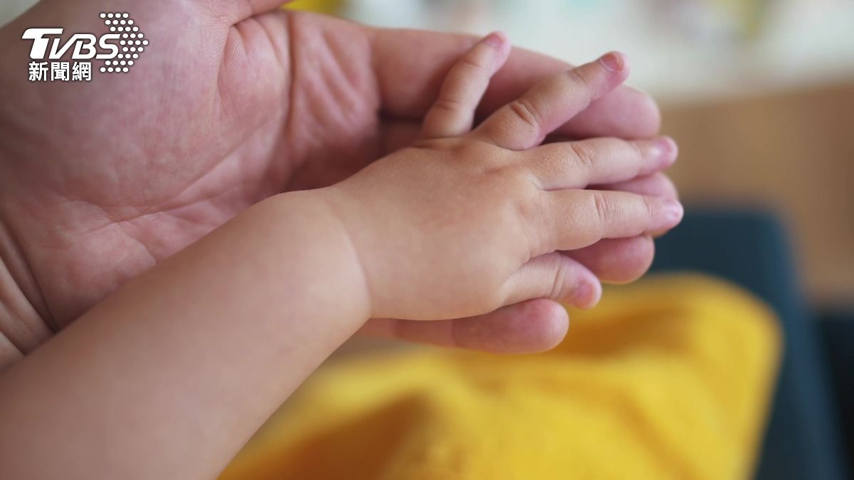 看血型才知被綠！AB型尪抱「O型女兒」　妻認：和同事生的