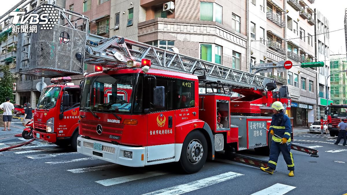 新北女心情不好就跨坐13樓!本月已4次 警消疲於奔命
