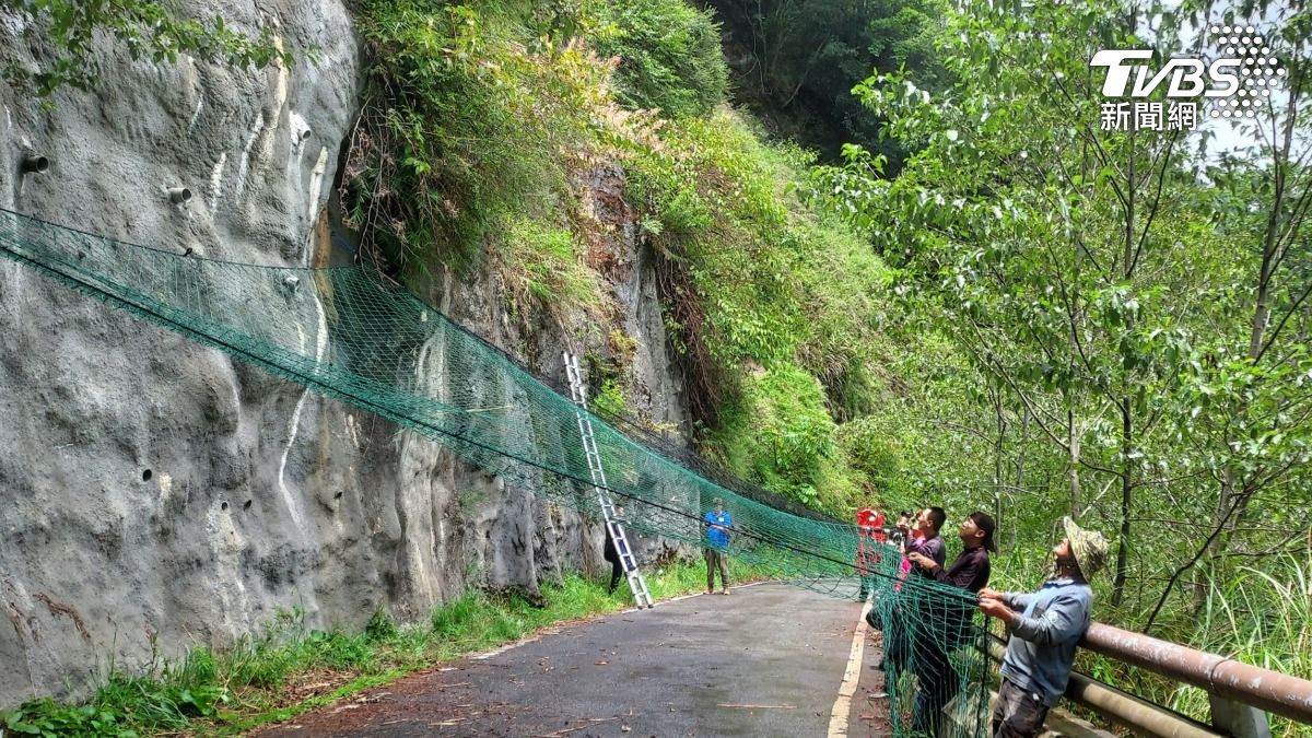 怕生浪浪受困懸崖餓3天 善心民眾集體舖網救狗