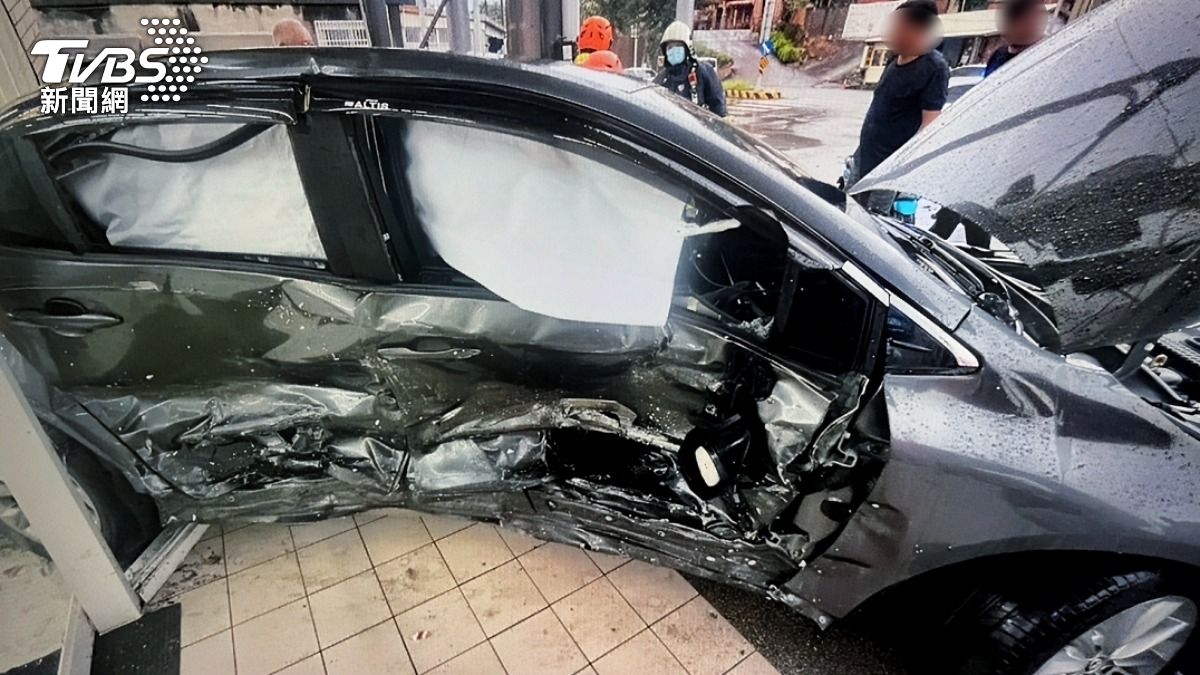 有片/造橋鄉代會主席左轉遭撞 車身凹爛波及路人釀3傷