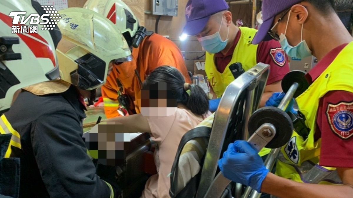 好痛!桃園肉攤女員工「左手捲入絞肉機」 4指輾碎恐截肢