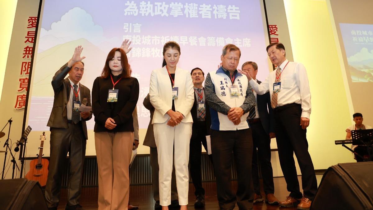 許淑華與縣府同仁接受祝福和禱告。（圖／TVBS信望愛永續基金會提供） 
