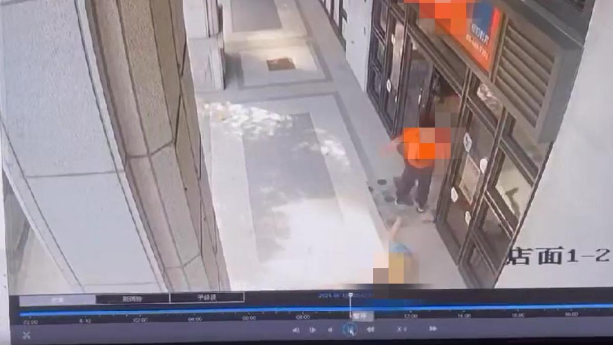 男童被重摔在地。(圖/議員蔡惠婷提供)
